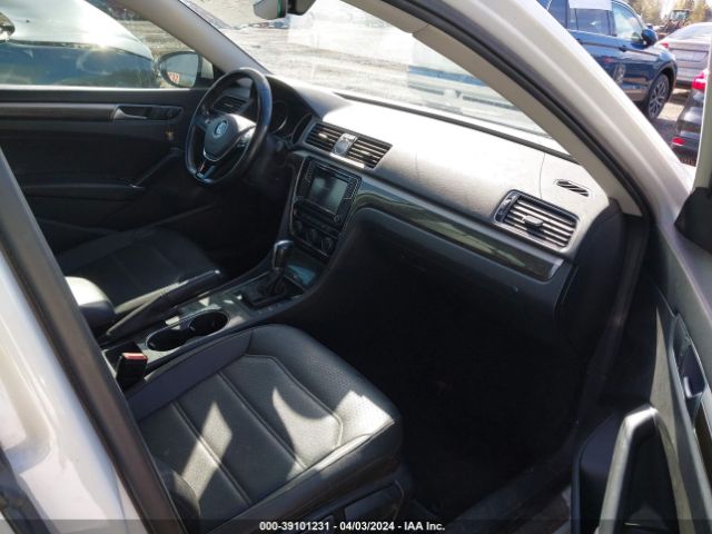 1VWBT7A33GC044596 Volkswagen Passat 1.8t Se