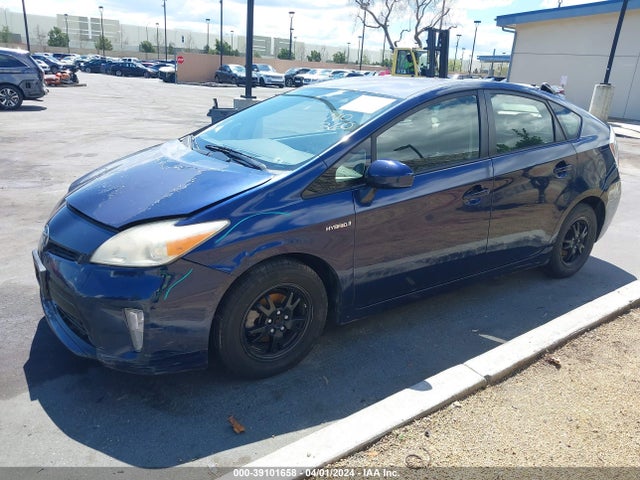 Toyota Prius Two 2014 JTDKN3DU0E1772153 Image 2
