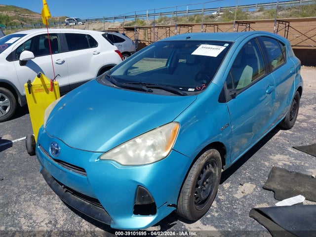Toyota Prius C One 2014 JTDKDTB33E1059731 Image 2