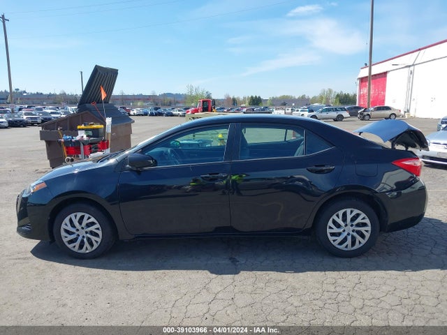 Toyota COROLLA LE 2018 5YFBURHE7JP801808 Image 14