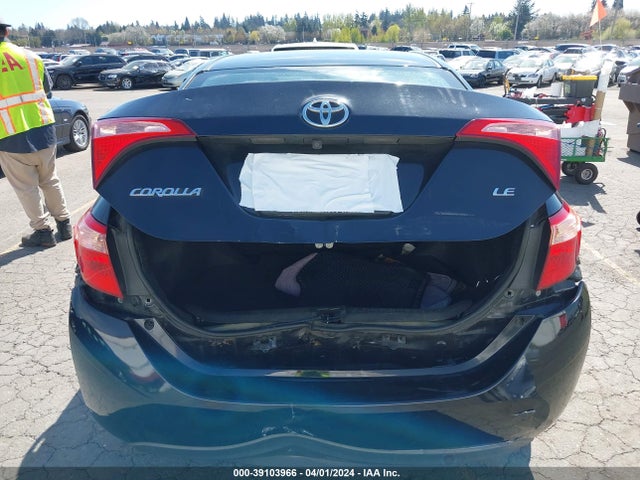 Toyota COROLLA LE 2018 5YFBURHE7JP801808 Image 16