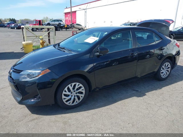 Toyota COROLLA LE 2018 5YFBURHE7JP801808 Image 2