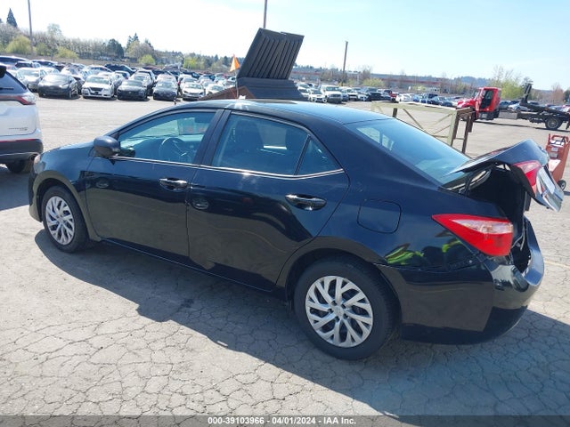 Toyota COROLLA LE 2018 5YFBURHE7JP801808 Image 3