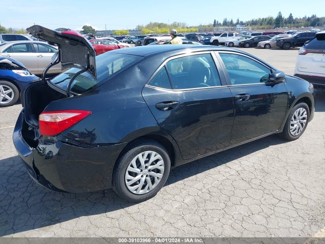Toyota COROLLA LE 2018 5YFBURHE7JP801808 Image 4