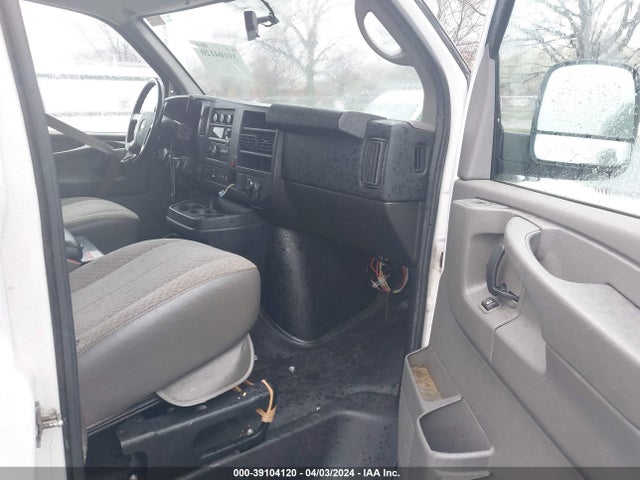 Chevrolet Express 2500 Work Van 2015 1GCWGFCF8F1166990 Image 5