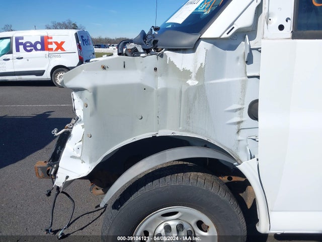 Chevrolet Express 2500 Work Van 2015 1GCWGFCF6F1153977 Image 18