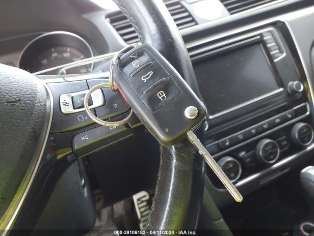 1VWDT7A33HC078077 Volkswagen Passat 1.8t R-line
