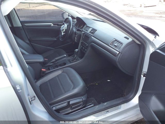 1VWDT7A33HC078077 Volkswagen Passat 1.8t R-line