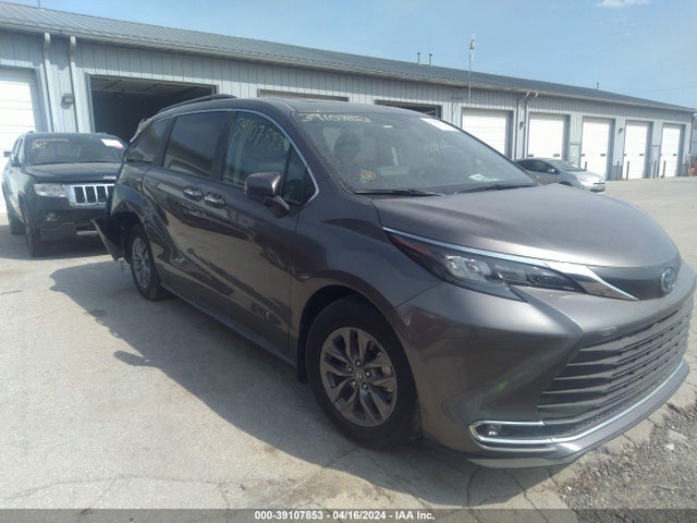 Toyota SIENNA XLE 2024 5TDJSKFC9RS115928 main image