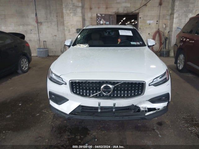 YV4L12WZ6P2106296 Volvo V60 Cross Country B5 Plus