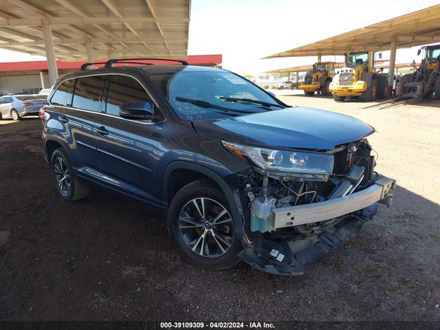 Toyota Highlander Le 2018 5TDZZRFH9JS250365 Image 1
