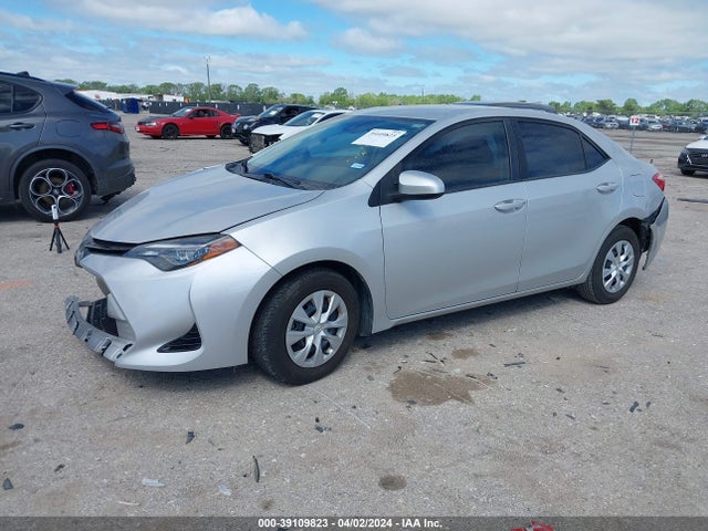 Toyota COROLLA L 2018 5YFBURHE7JP832699 Image 2