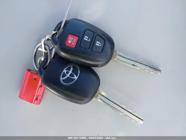 Toyota RAV4 LE 2015 JTMZFREV8FJ042773 Image 11