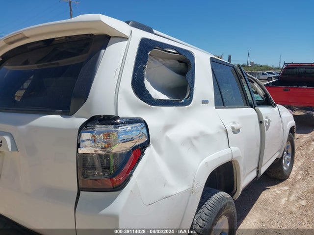 Toyota 4RUNNER SR5 2022 JTEEU5JR8N5258907 Image 17