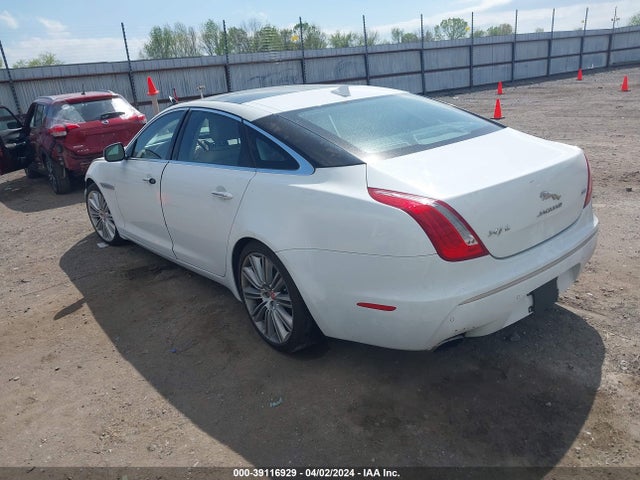 2015 JAGUAR XJ SAJWA2GZ8F8V90192 Photo 2