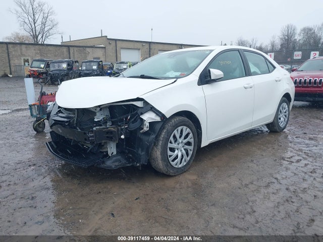 Toyota COROLLA LE 2018 5YFBURHE1JP803442 Image 2