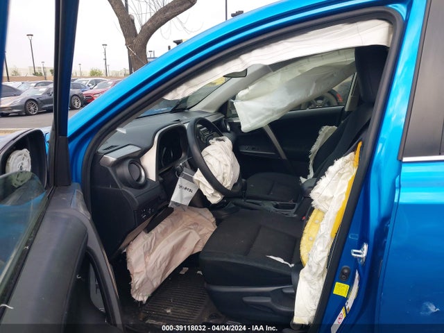 Toyota RAV4 LE 2018 JTMZFREV5JJ183373 Image 5