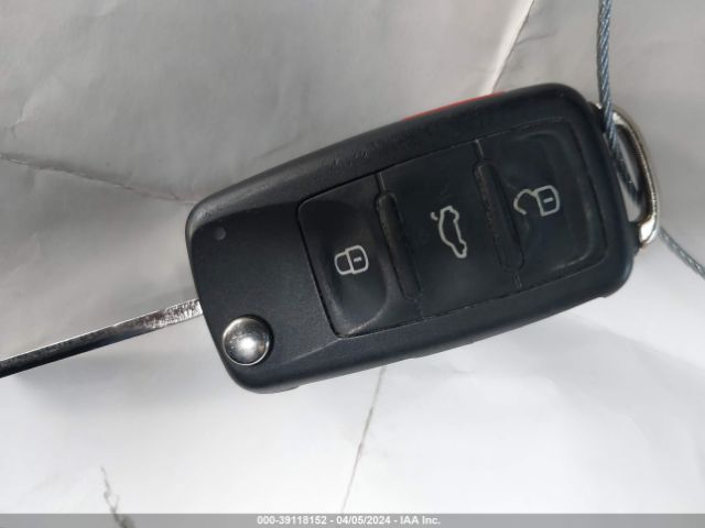 1VWAT7A35FC012551 Volkswagen Passat 1.8t Wolfsburg Edition