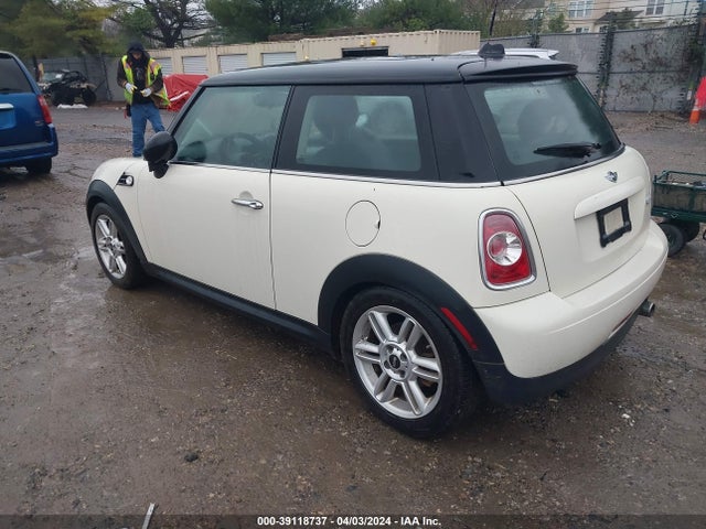 2011 MINI COOPER WMWSU3C58BT097971 Photo 2