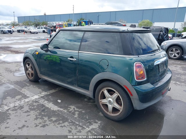 2008 MINI COOPER WMWMF33548TU65767 Photo 2