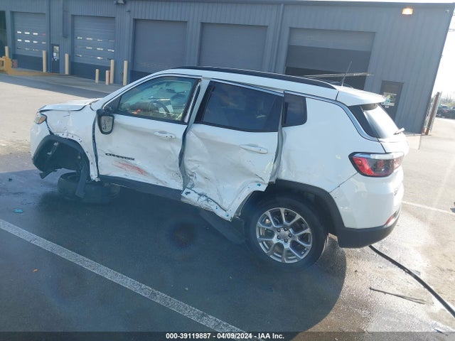 3C4NJDFB2NT125823 Jeep Compass Latitude Lux 4x4