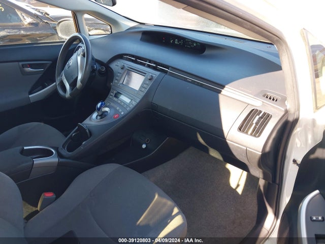 Toyota Prius Three 2014 JTDKN3DU4E1768834 Image 5