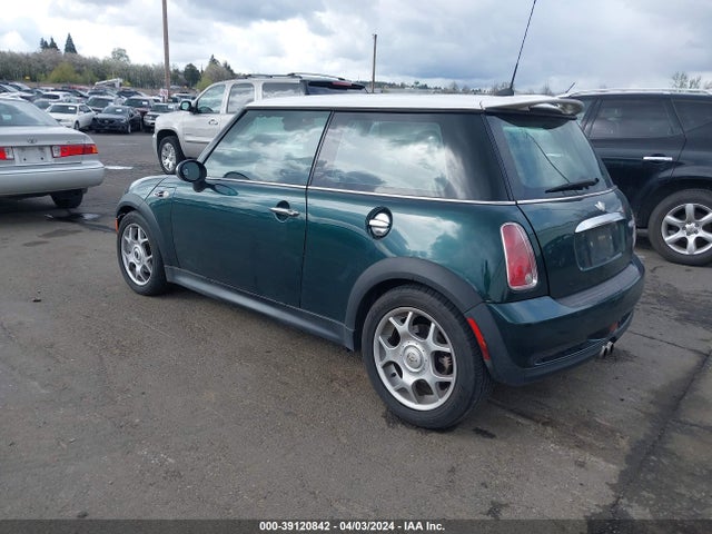 2006 MINI COOPER S WMWRE33506TL18125 Photo 2