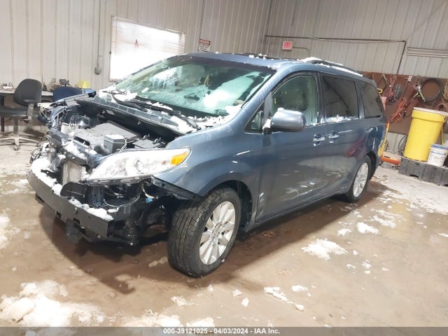 Toyota Sienna 2014 5TDDK3DCXES07194 Image 2