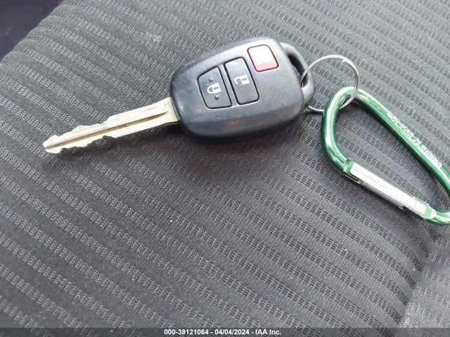 Toyota RAV4 LE 2017 JTMZFREV3HJ101697 Image 11