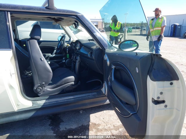 2006 MINI COOPER S WMWRE33526TN29598 Photo 4