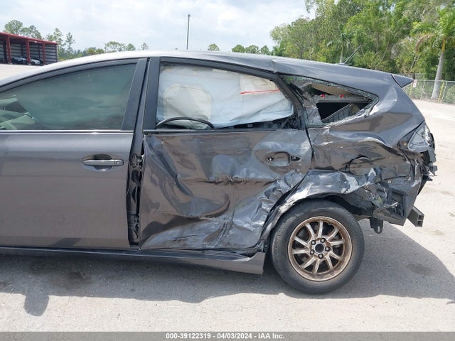 Toyota Prius V Three 2015 JTDZN3EU8FJ036818 Image 6