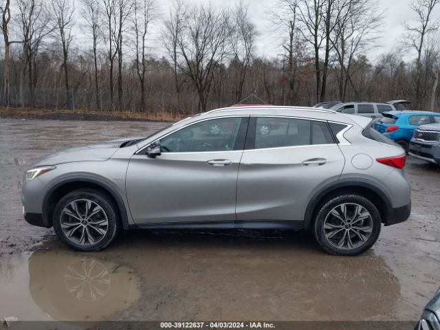SJKCH5CR8HA038429 Infiniti Qx30 Premium