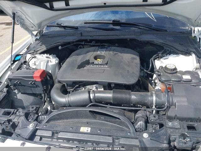 2017 JAGUAR XE SAJAR4BG9HA954345 Photo 9