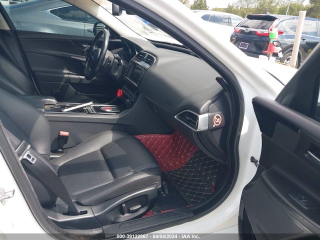 2017 JAGUAR XE SAJAR4BG9HA954345 Photo 4