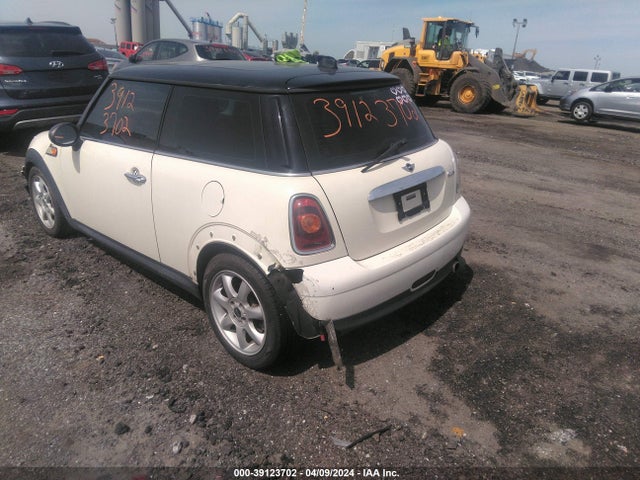 2009 MINI COOPER WMWMF33509TW72982 Photo 2