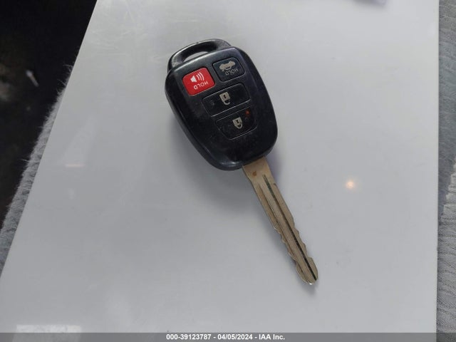 Toyota COROLLA LE 2018 5YFBURHE2JP820654 Image 11