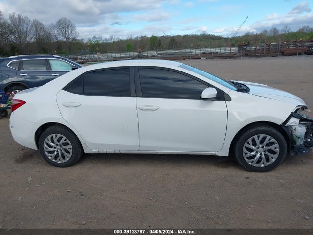 Toyota COROLLA LE 2018 5YFBURHE2JP820654 Image 14