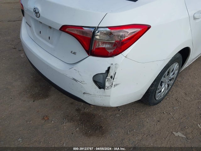 Toyota COROLLA LE 2018 5YFBURHE2JP820654 Image 12