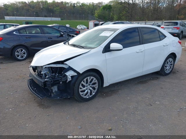 Toyota COROLLA LE 2018 5YFBURHE2JP820654 Image 2