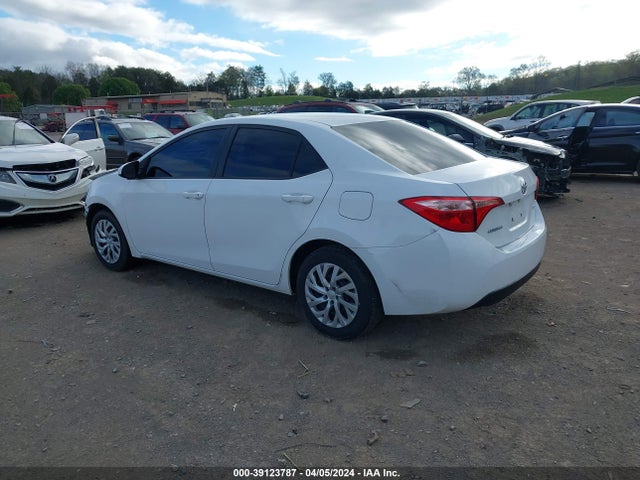 Toyota COROLLA LE 2018 5YFBURHE2JP820654 Image 3