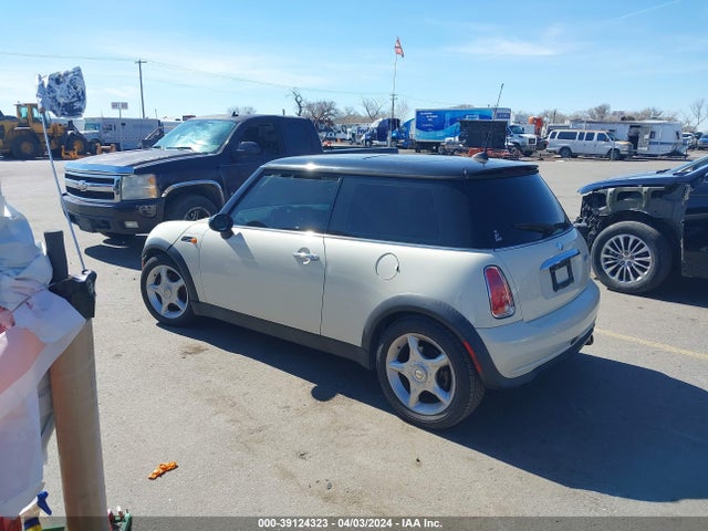 2005 MINI COOPER WMWRC33595TK63274 Photo 2