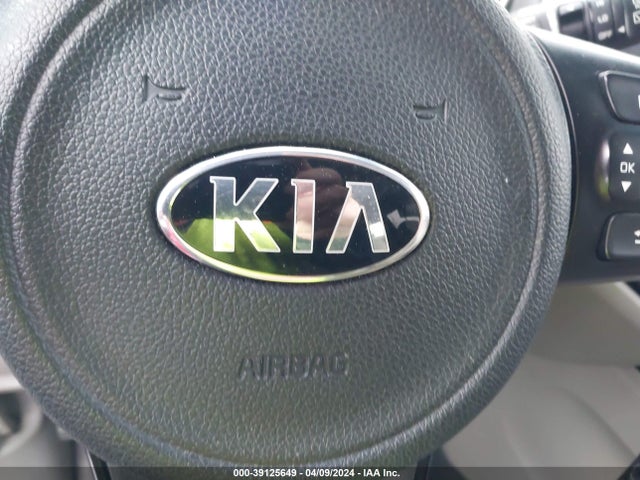 KIA SEDONA LX 2017 KNDMB5C10H6265670 Image 12