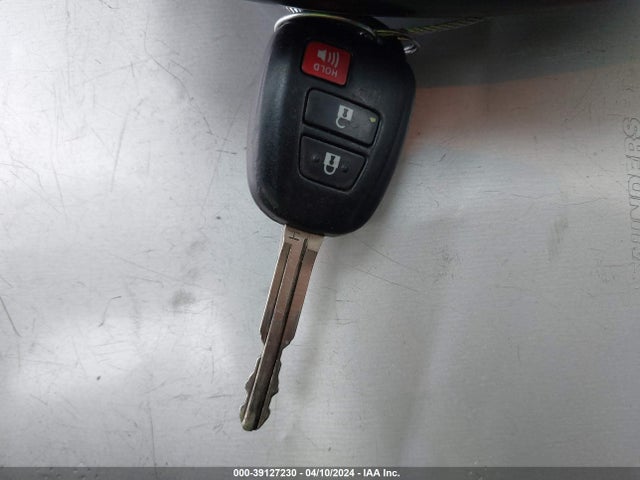 Toyota RAV4 LE 2016 JTMBFREV6GJ086774 Image 11
