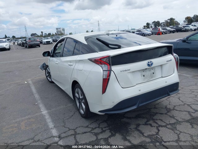 Toyota Prius Three Touring 2018 JTDKARFU8J3064193 Image 3