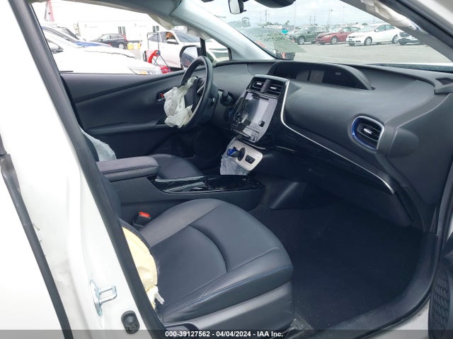 Toyota Prius Three Touring 2018 JTDKARFU8J3064193 Image 5