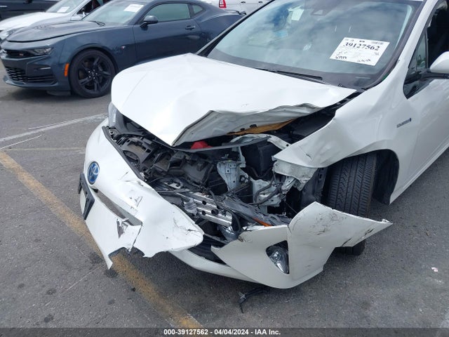 Toyota Prius Three Touring 2018 JTDKARFU8J3064193 Image 6