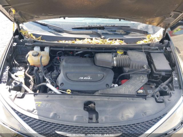 2C4RC1DG2HR660358 Chrysler Pacifica Touring