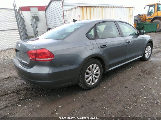1VWAT7A35FC093034 Volkswagen Passat 1.8t Wolfsburg Edition
