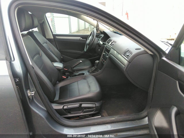 1VWAT7A35FC093034 Volkswagen Passat 1.8t Wolfsburg Edition