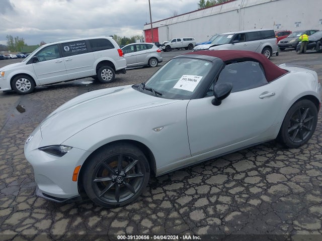 Mazda Mx-5 Miata Club 2018 JM1NDAC76J0204635 Image 2